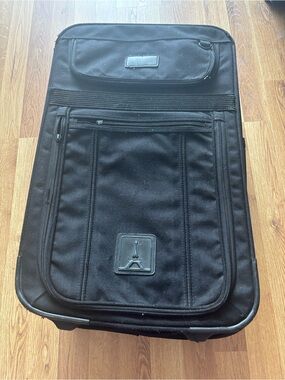 Travelpro B5 crew suitcase with rare sliding handle